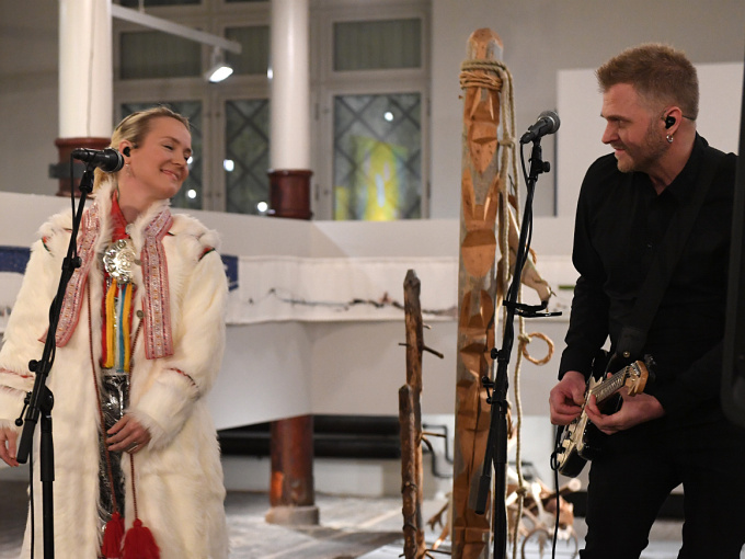 Elle Márjá Eira entertained the guests with her musical performance. Photo: Sven Gj. Gjeruldsen, The Royal Court.